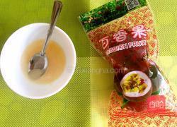 百香果蜂蜜汁的做法图解1