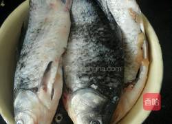 家常炖鲫鱼的做法图解1