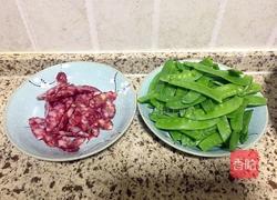 荷兰豆炒腊肠的做法图解1