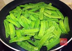 荷兰豆炒腊肠的做法图解2