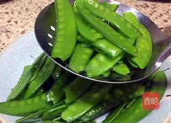 荷兰豆炒腊肠的做法图解3