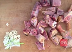 Illustration of how to make chicken stewed sweet potato pot stickers 1