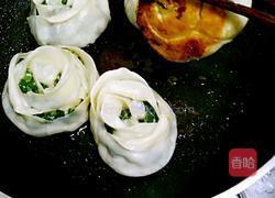 韭菜虾仁玫瑰花煎饺#年夜饭的做法图解13