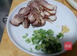 腊肉西蓝花的做法图解2