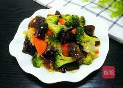 炝拌西兰花黑木耳的做法图解5