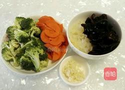 炝拌西兰花黑木耳的做法图解1