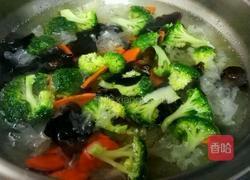 炝拌西兰花黑木耳的做法图解2