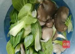 鲜蘑油菜小炒肉的做法图解1