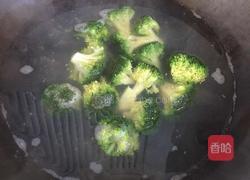 西兰花炒虾仁的做法图解3