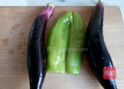 茄丝炒尖椒的做法图解1