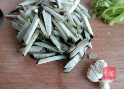 茄丝炒尖椒的做法图解3