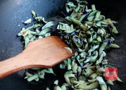 茄丝炒尖椒的做法图解5