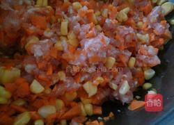 猪肉玉米胡萝卜饺子的做法图解2