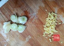 豌豆胡萝卜肉丁的做法图解2