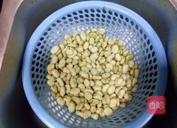 蒜苗回锅蚕豆的做法图解1