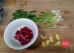 蒜苗回锅蚕豆的做法图解3