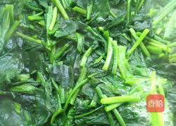 凉拌银耳菠菜的做法图解2