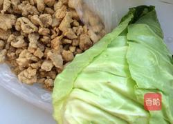 卷心菜炒油渣的做法图解1