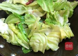 卷心菜炒油渣的做法图解5