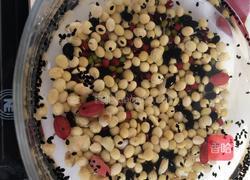 五谷豆浆的做法图解1