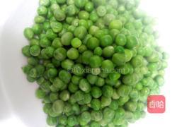 青豌豆炒火腿肠的做法图解3