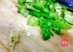 尖椒炒肉的做法图解1