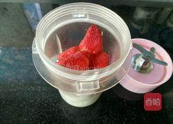 酸奶版草莓奶昔的做法图解2