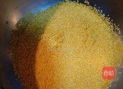 养胃小米粥的做法图解1