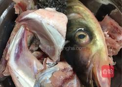 大头鱼药膳汤的做法图解1