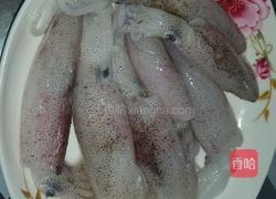 韭菜花炒鲜鱿的做法图解1