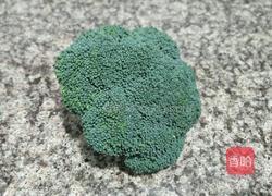 西兰花炒腊肉的做法图解1