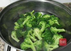 西兰花炒腊肉的做法图解2