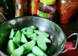 土家腊肉炖青瓜的做法图解2