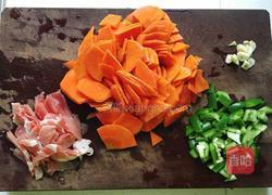 胡萝卜炒肉的做法图解2