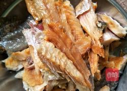 腊鱼炒辣椒的做法图解1