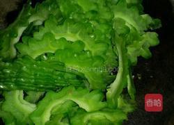 苦瓜炒鸡蛋的做法图解1