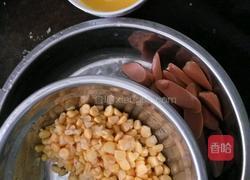 玉米火腿肠炒鸡蛋的做法图解2