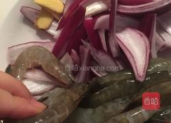 洋葱芝麻爆虾的做法图解1
