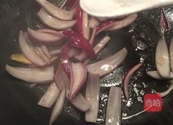 洋葱芝麻爆虾的做法图解3