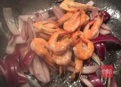洋葱芝麻爆虾的做法图解4