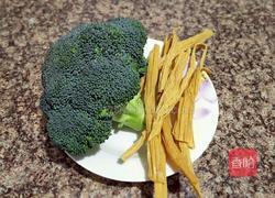 西兰花拌腐竹的做法图解1