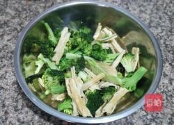 西兰花拌腐竹的做法图解6
