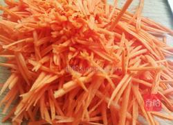 胡萝卜丝炒土鸡蛋的做法图解2