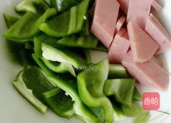 青椒木耳炒火腿的做法图解1