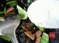 青椒木耳炒火腿的做法图解7