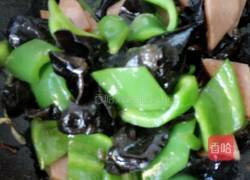 青椒木耳炒火腿的做法图解8