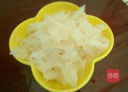 红果银耳冰糖雪梨羹的做法图解1