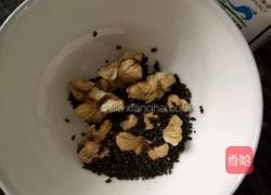 芝麻核桃奶的做法图解1