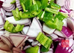 瘦肉洋葱炒尖椒的做法图解1