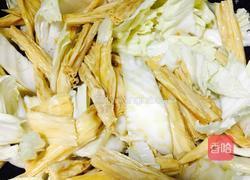 鲜虾腐竹焖白菜的做法图解6